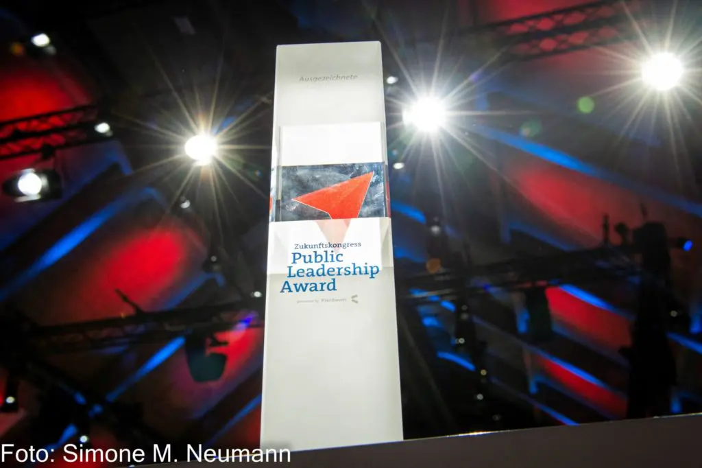 Stadt Köln, Deutsche Rentenversicherung, Amtsgericht Frankfurt und Bundesbau NRW mit dem ersten Public Leadership Award ausgezeichnet