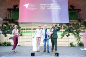 Public Leadership Award 2024: Gewinner in der Kategorie "Leadership & Innovatives Arbeiten": re@di – regional.digital von den acht großen Kreisstädten Bretten, Bruchsal, Bühl, Ettlingen, Gaggenau, Rastatt, Heinstetten und Stuten-see sowie des Stadtkreises Baden-Baden
